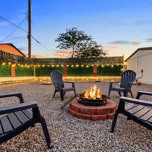  Holiday home Retreat - With King Bed - 10 Min From Airp - Unit C